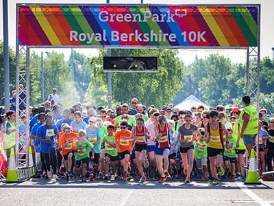 marathon racers behind the start line